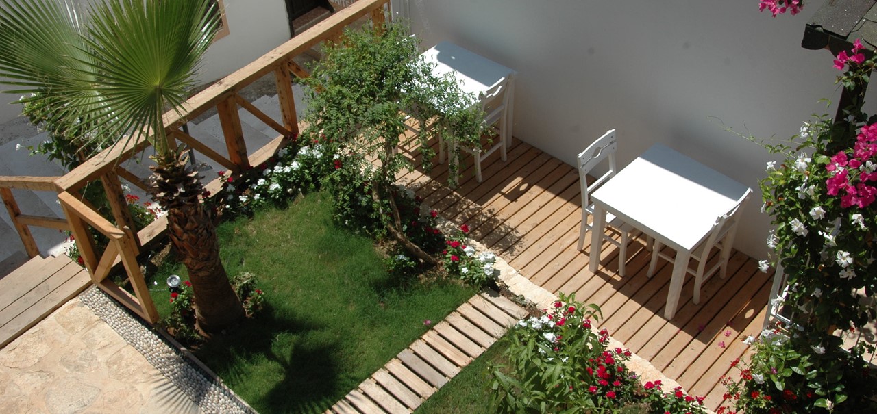 Small garden areas to enjoy breakfast or drinks